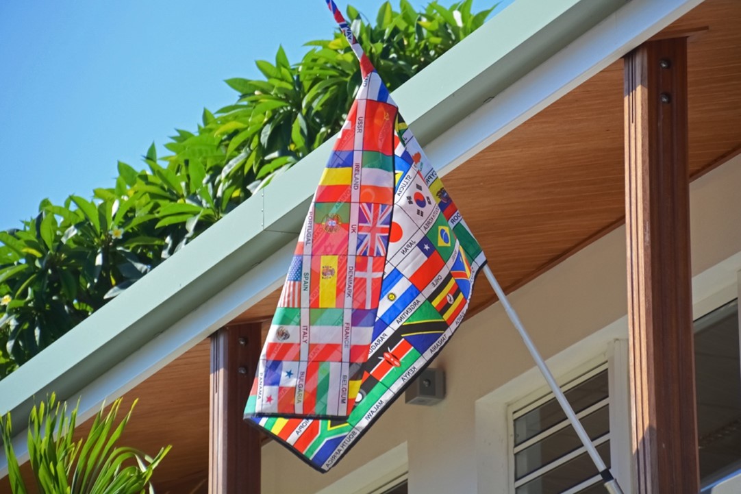 Eine Flagge, die verschiedene internationale Flaggen zeigt. Als Symbol für verschiedene Sprachen.